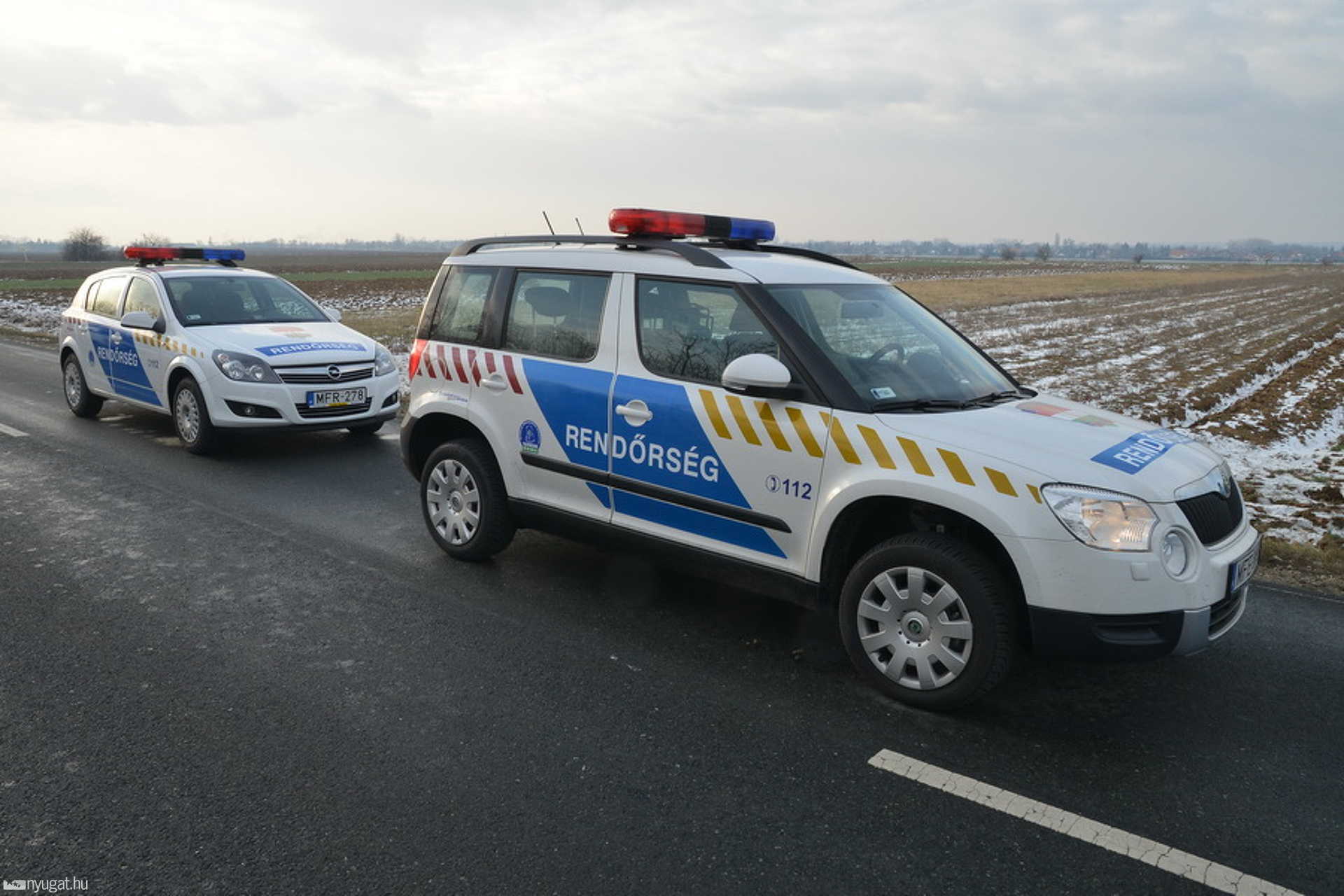 Felborult az áruszállító az ütközés után a 87-es főúton