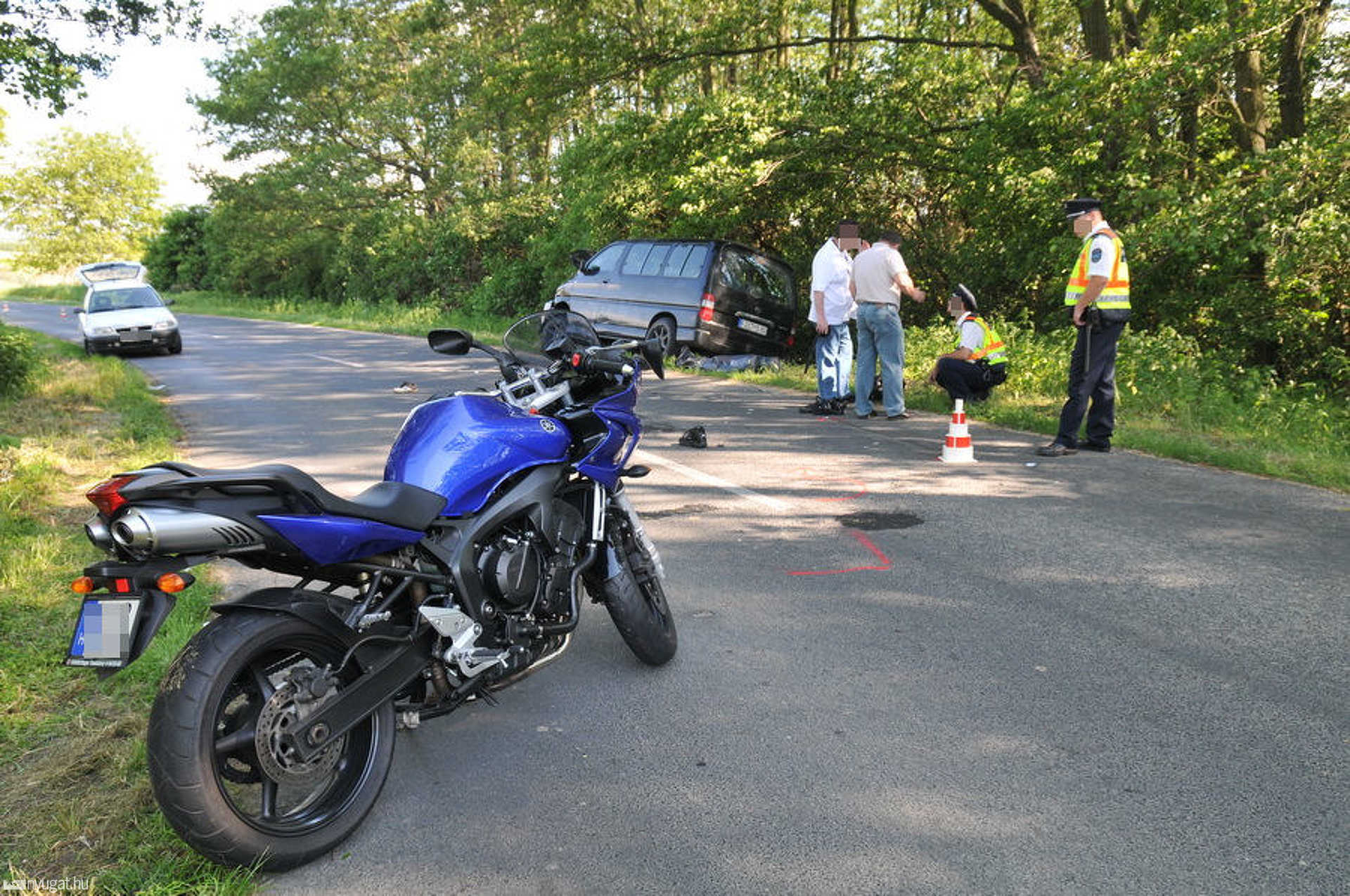 Halálos motorosbaleset Oszkó közelében - Toyota kisbusszal ütközött a Yamaha
