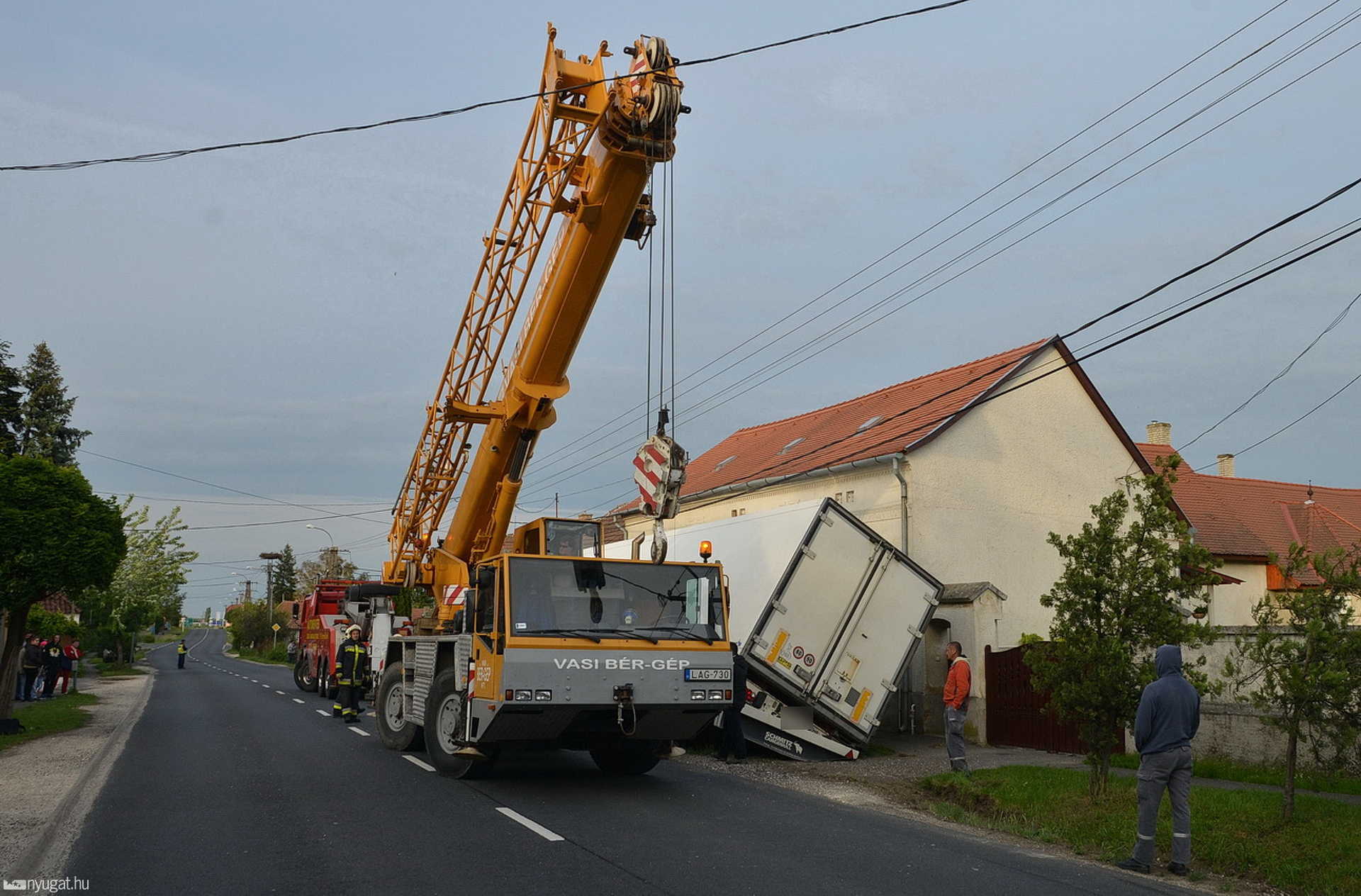 Balesetet szenvedett kamion műszaki mentése Hegyfalun