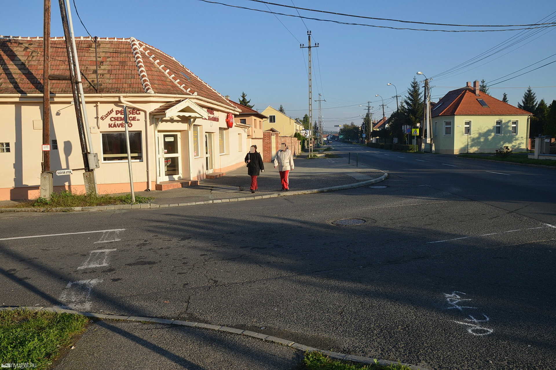 Az útburkolati jeleket közelebb is felfesthetnék - mutatta egy utcabeli férfi