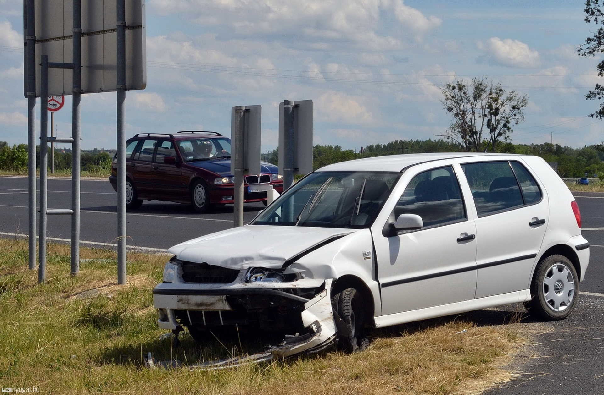 Idős sofőr okozott balesetet a 84-es főúton, Sárvárnál