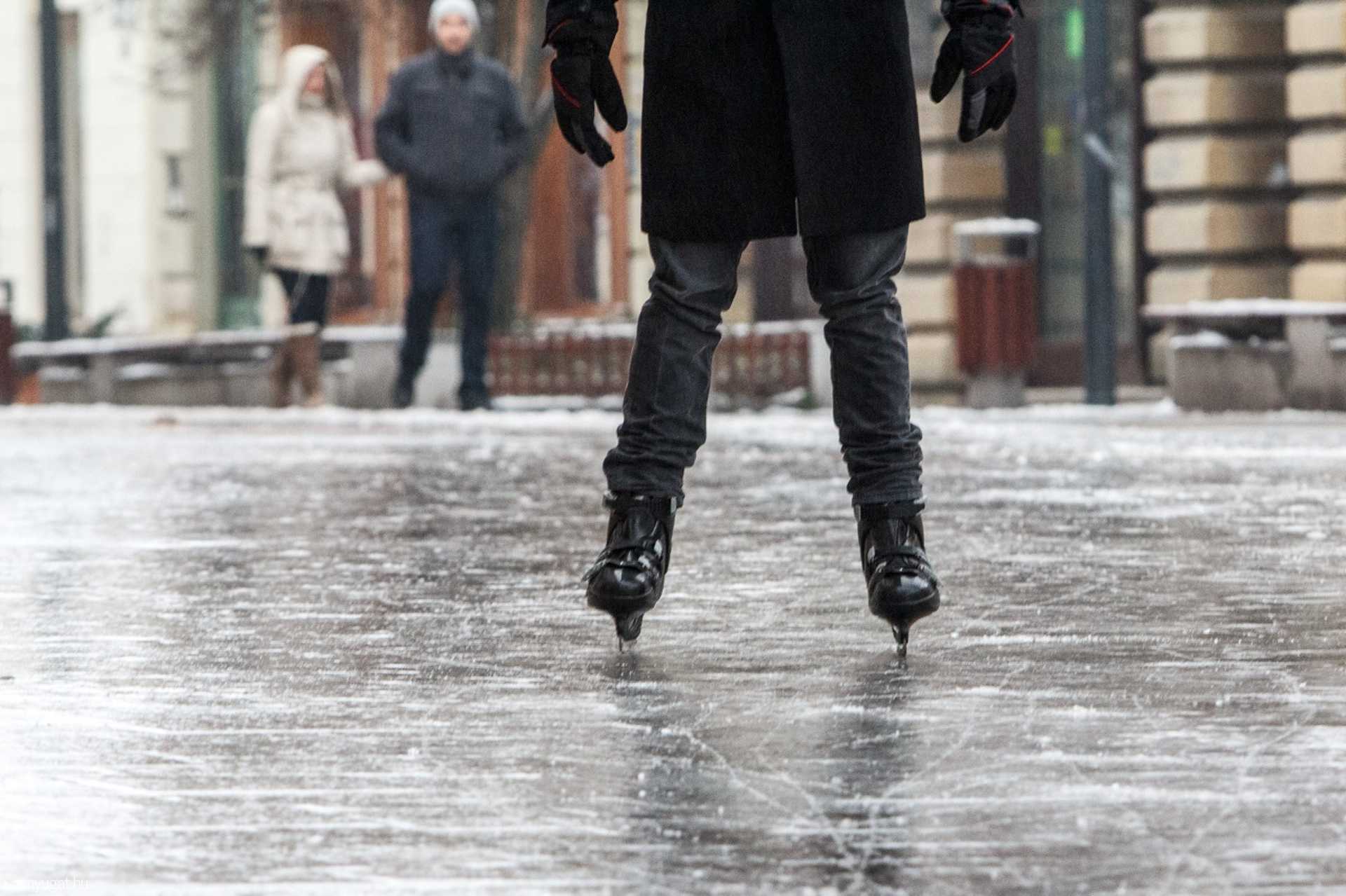 Unger Márton korcsolyázik a Fő téren