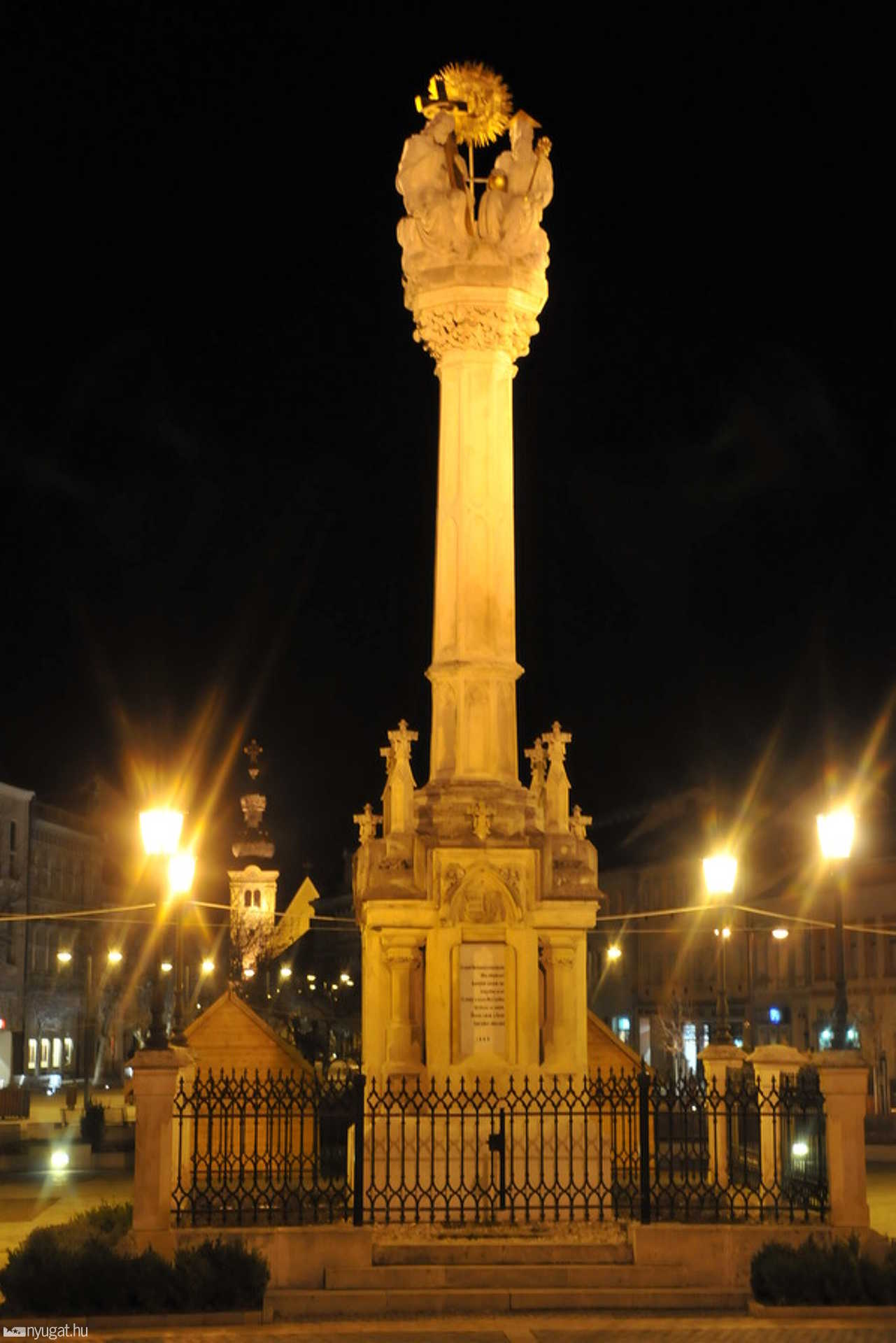 Szentháromság szobor - a tér dísze, elvileg sötétnek kellett volna lennie
