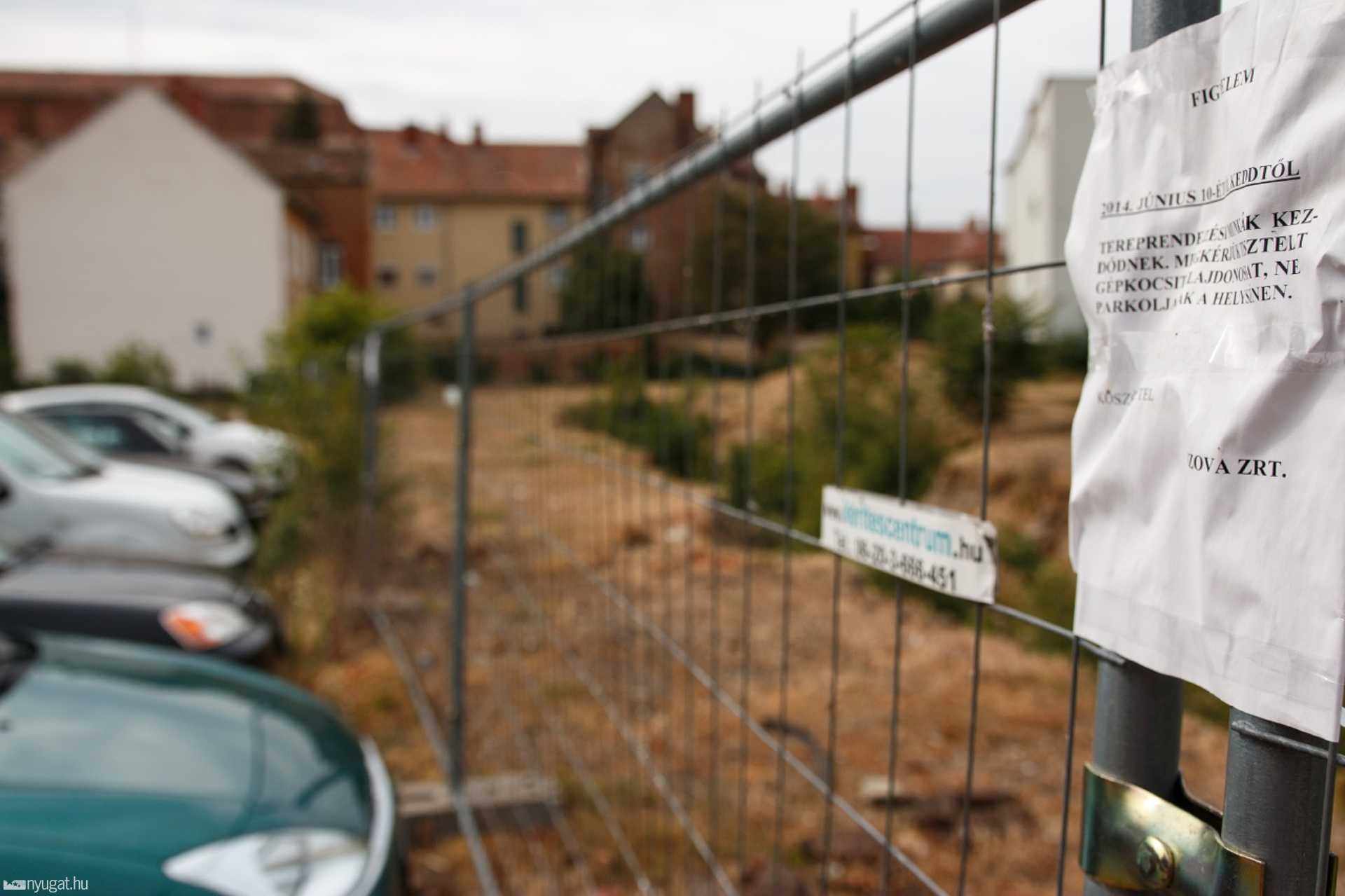 Parkolólemez melletti udvar