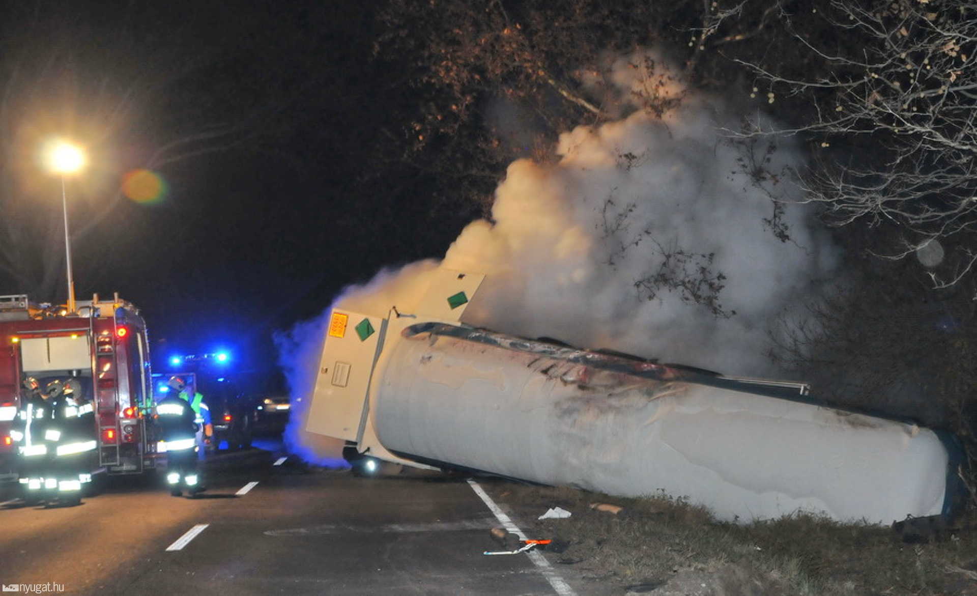 Folyékony nitrogént szállító kamion alá robbant be a Peugeot 307 a 8-as főúton