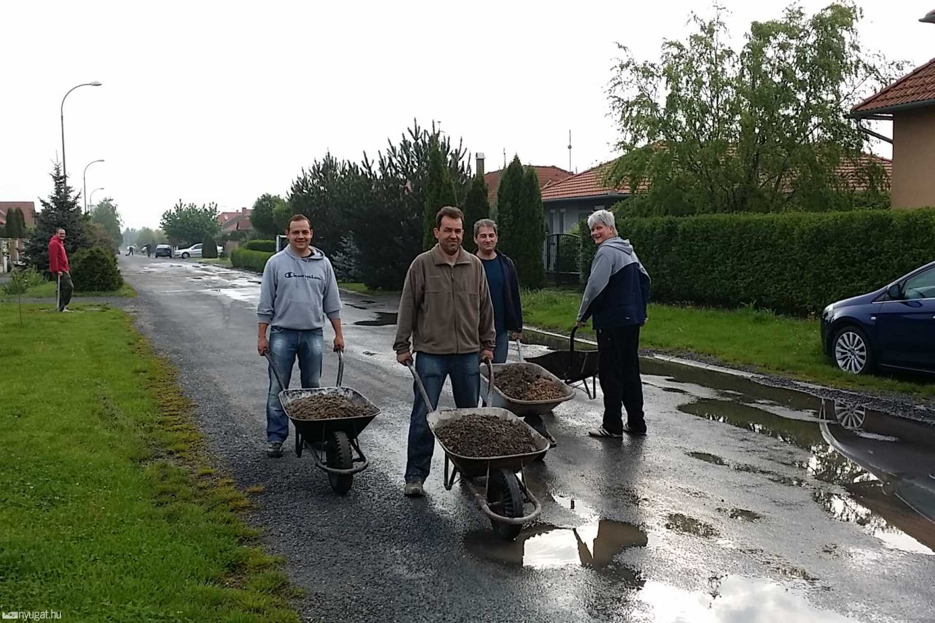A lakók kátyúztak Zanaton