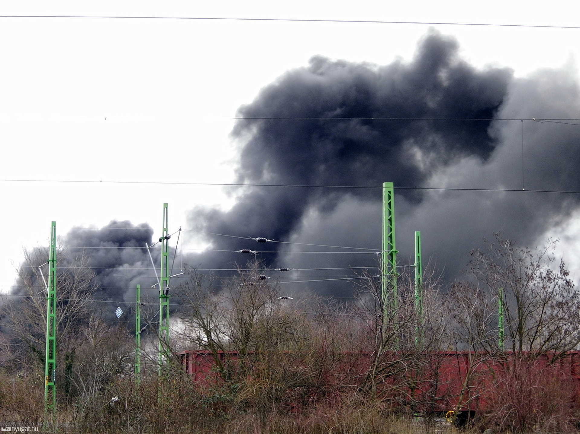 Olvasói képek a tűzről és a Szombathely fölé tornyosuló füstfelhőről 