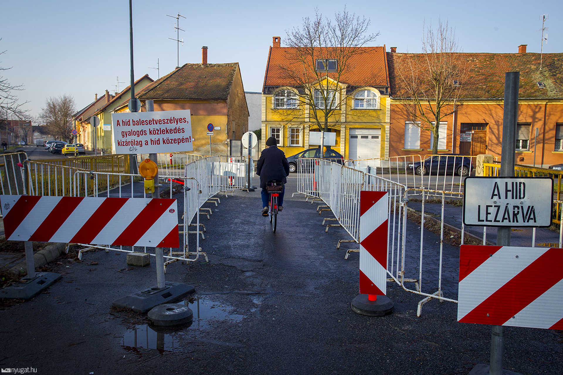 Lezárt Gyöngyös híd a Gayer parknál