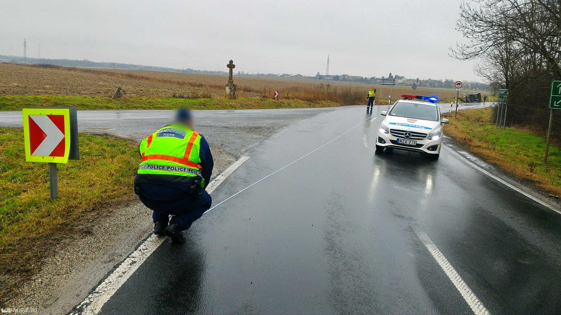 Csirkéket szállító jármű borult fel Sorokpolány közelében