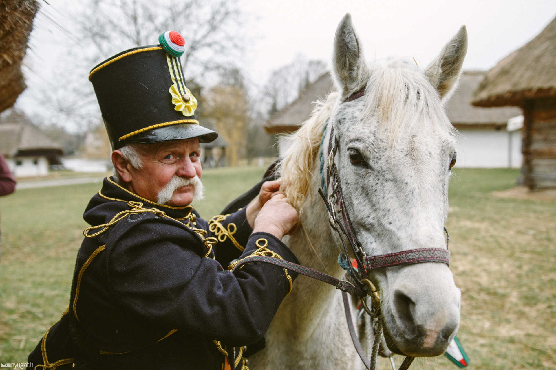 Huszárviselet