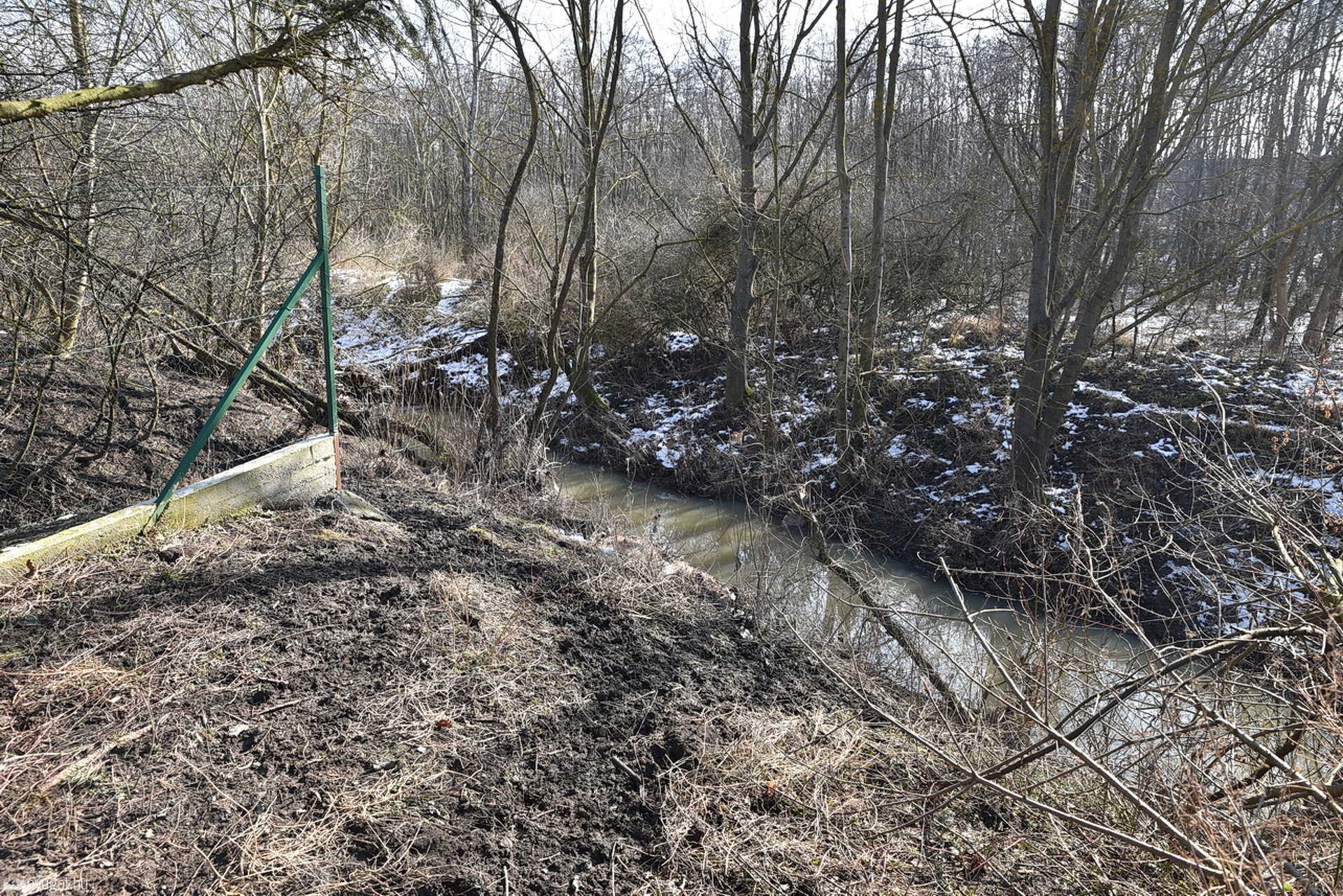 Vadat, vagy vadakat lőtt ki ismeretlen a jáki focipályán
