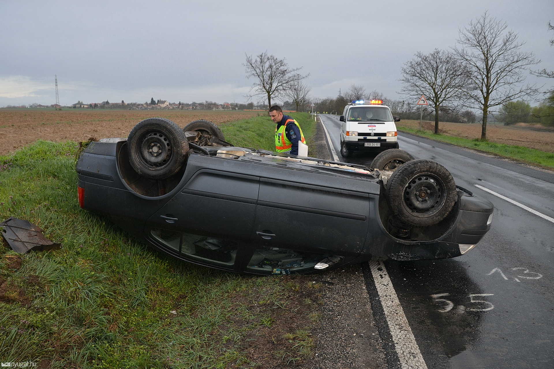 Árokba csúszott a Skoda Sorokpolánynál