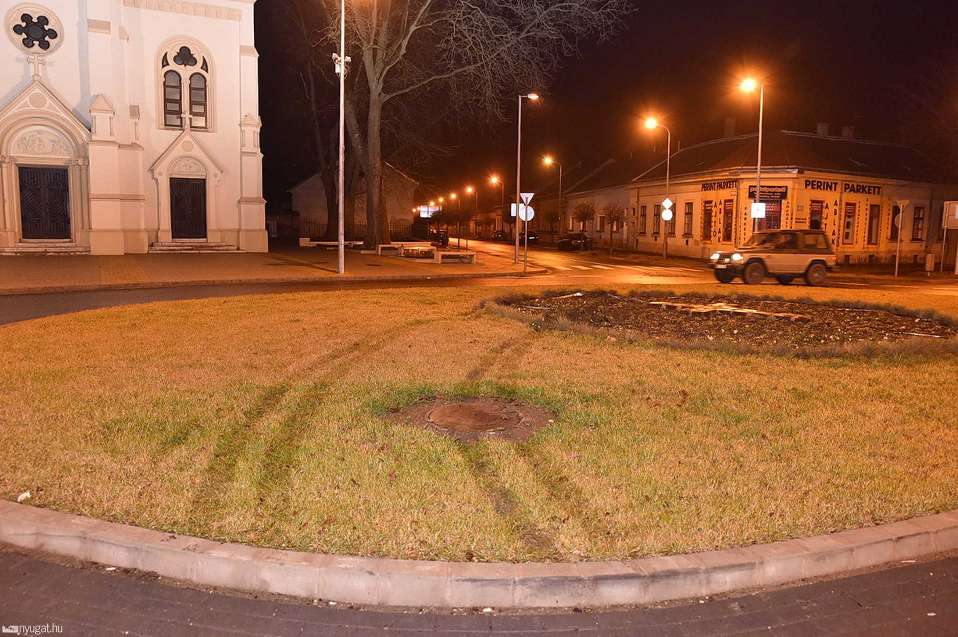 Oszlopot döntött egy autó, bilincsben vitték el a sofőrt
