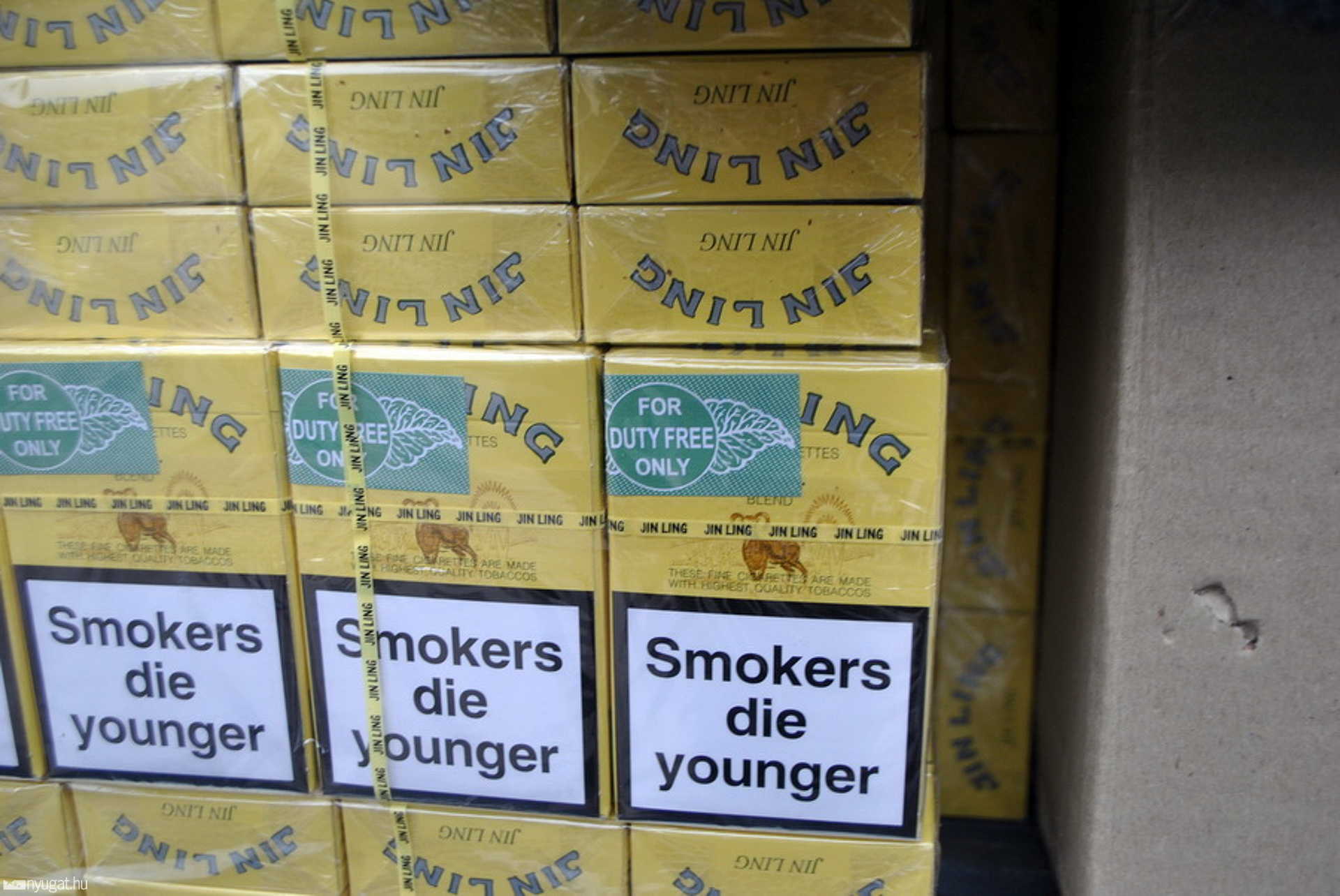 Átalakított kisbuszban csempészte a 25 ezer doboz cigarettát a román sofőr