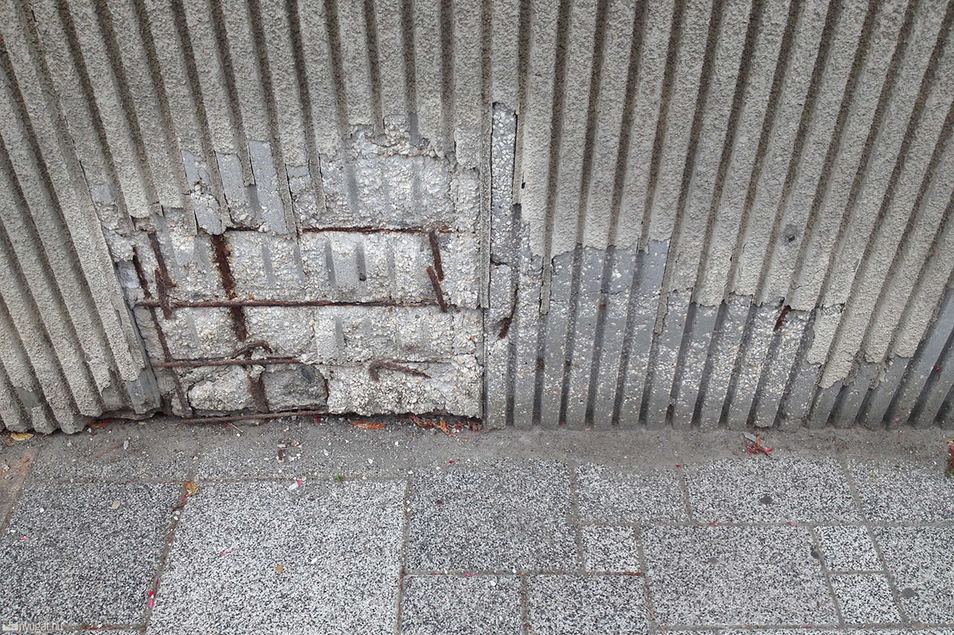 Omladozó, koszos Városháza