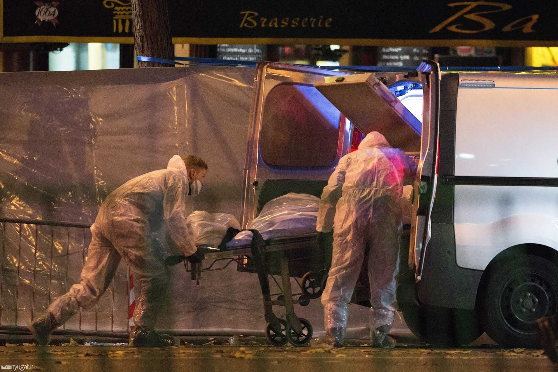 Áldozatot szállítanak el a Bataclan koncertteremtől