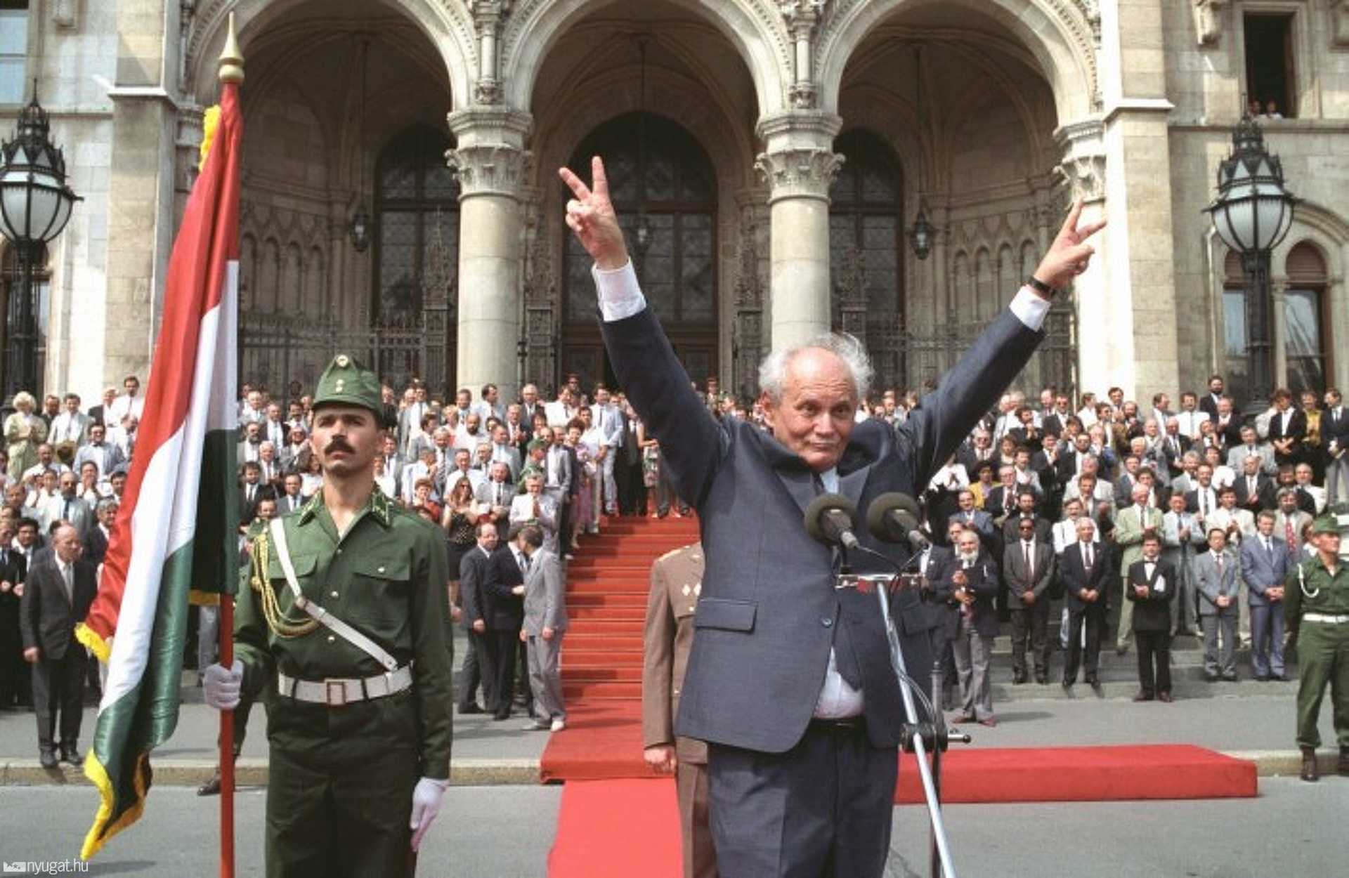 Budapest, 1990. augusztus 3. A győzelem jelét, mutatja Göncz Árpád, a Magyar Köztársaság elnöke az Országház előtt