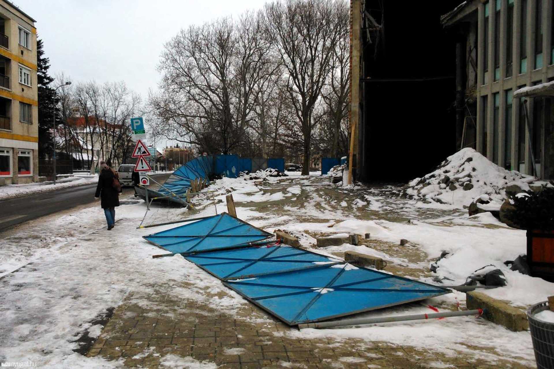 Az AGORA Művelődési és Sportház kerítése