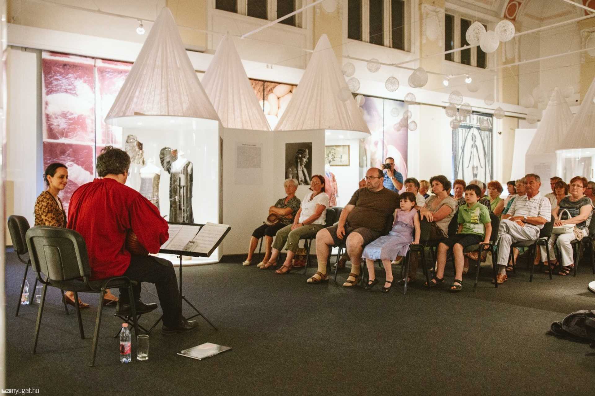 Lantkoncert a múzeumban