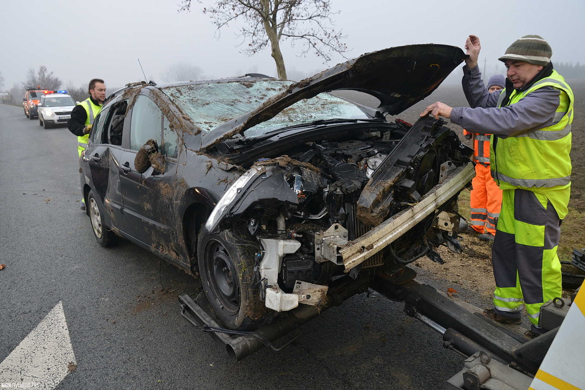 Előzésben lévő Peugeot pördült meg Rábapaty közelében