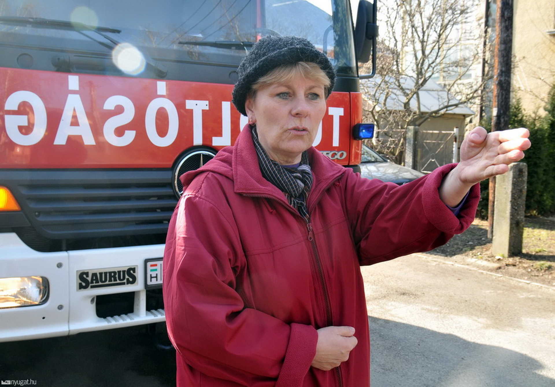 Az utcában lakó asszony talált rá a szorult helyzetben lévő kutyákra