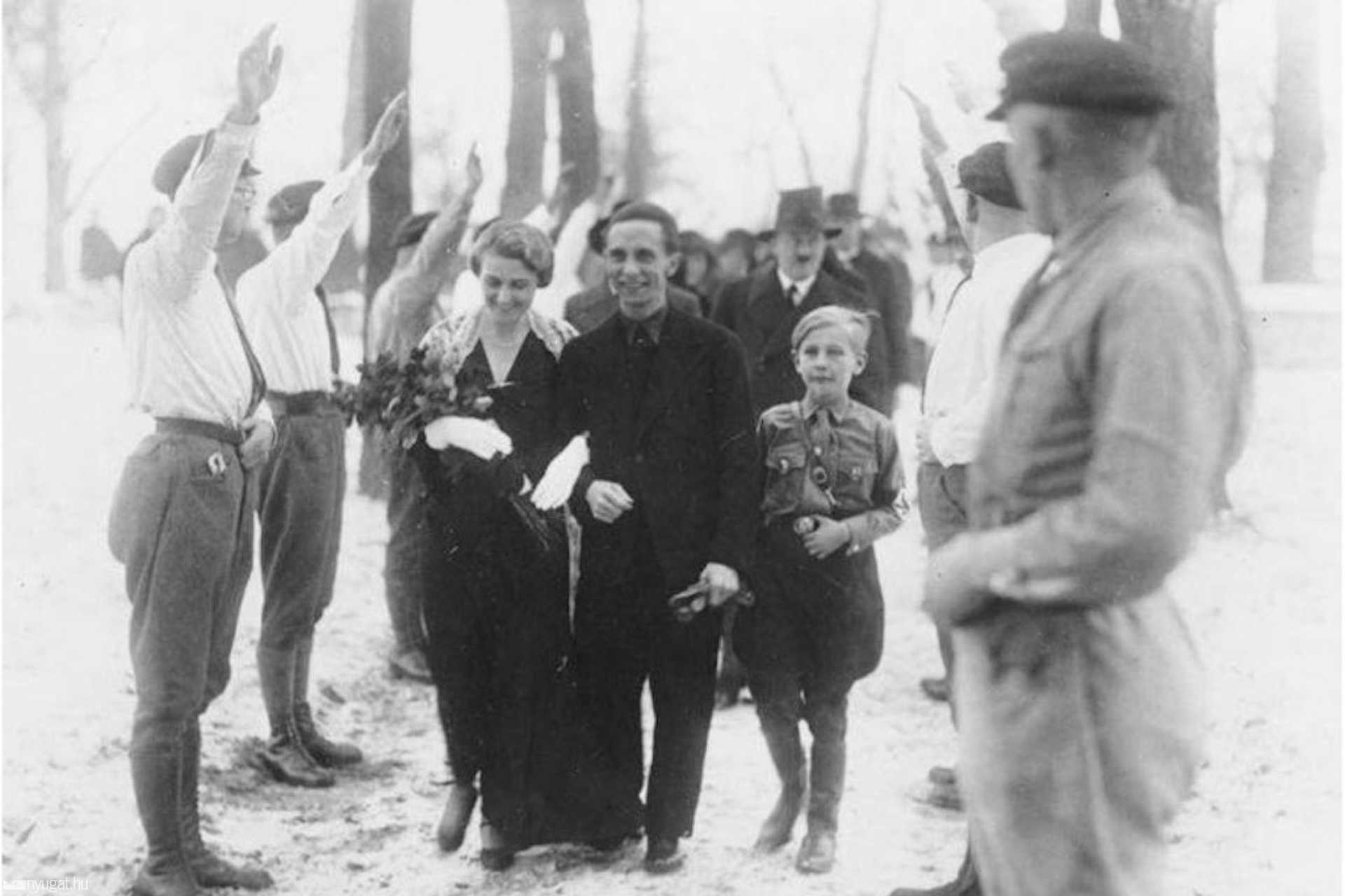 Joseph Goebbels esküvője, a háttérben Hitler esküvői tanúként