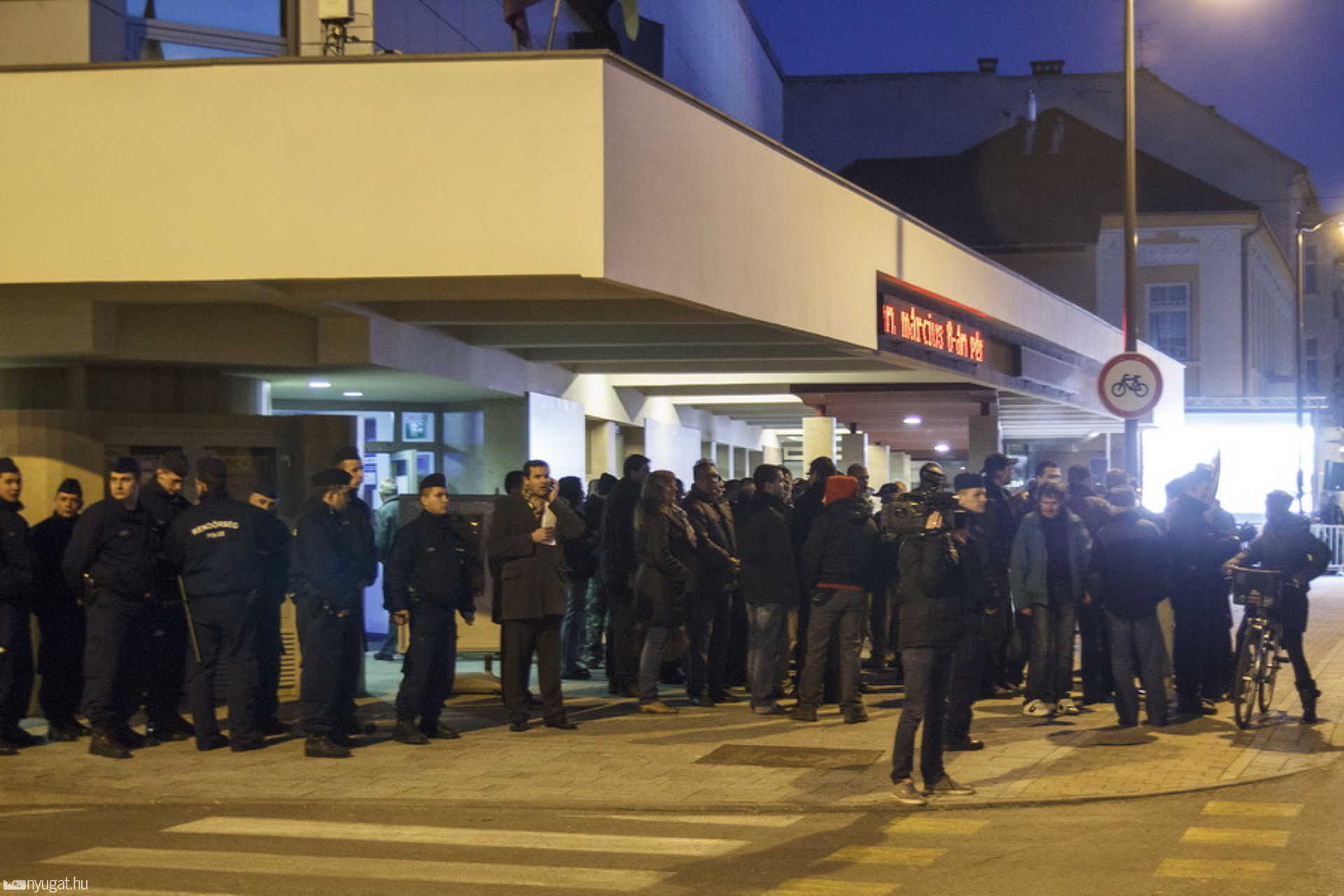 Tüntetés Gyöngyösi Márton szereplése ellen
