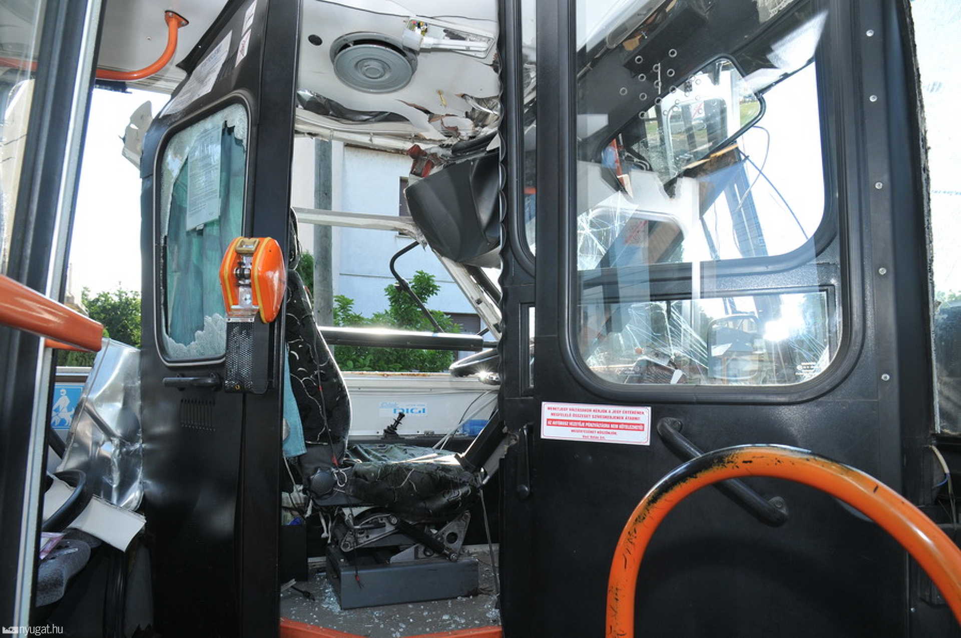 Autószállító tréler ütközött autóbusszal Szombathelyen