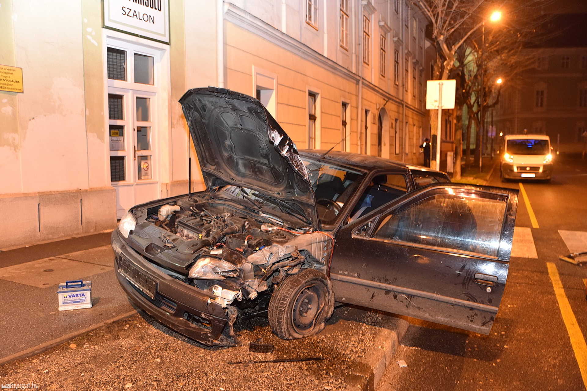 Oszlopot döntött egy autó, bilincsben vitték el a sofőrt