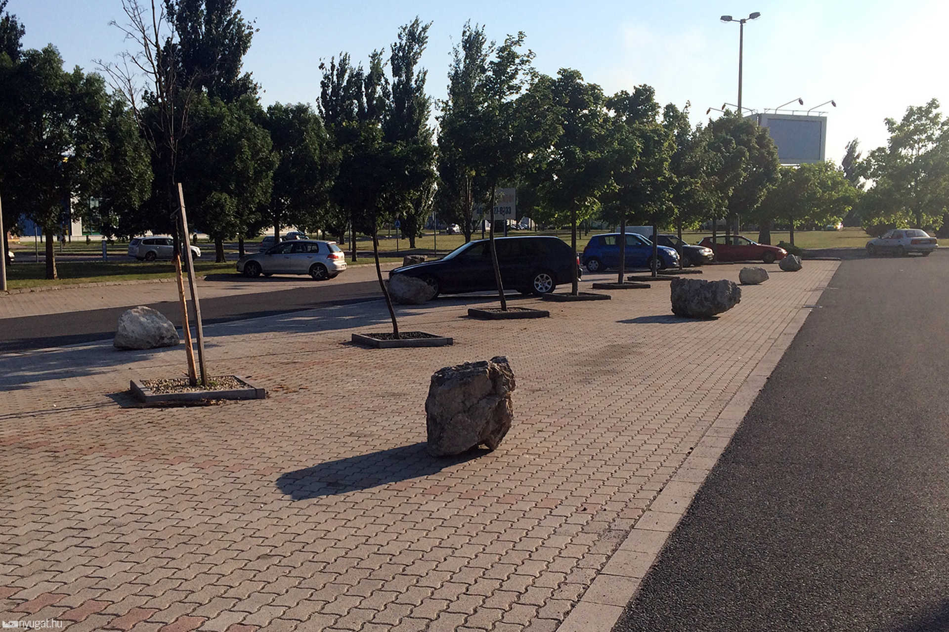 Sziklák a Tesco parkolóban