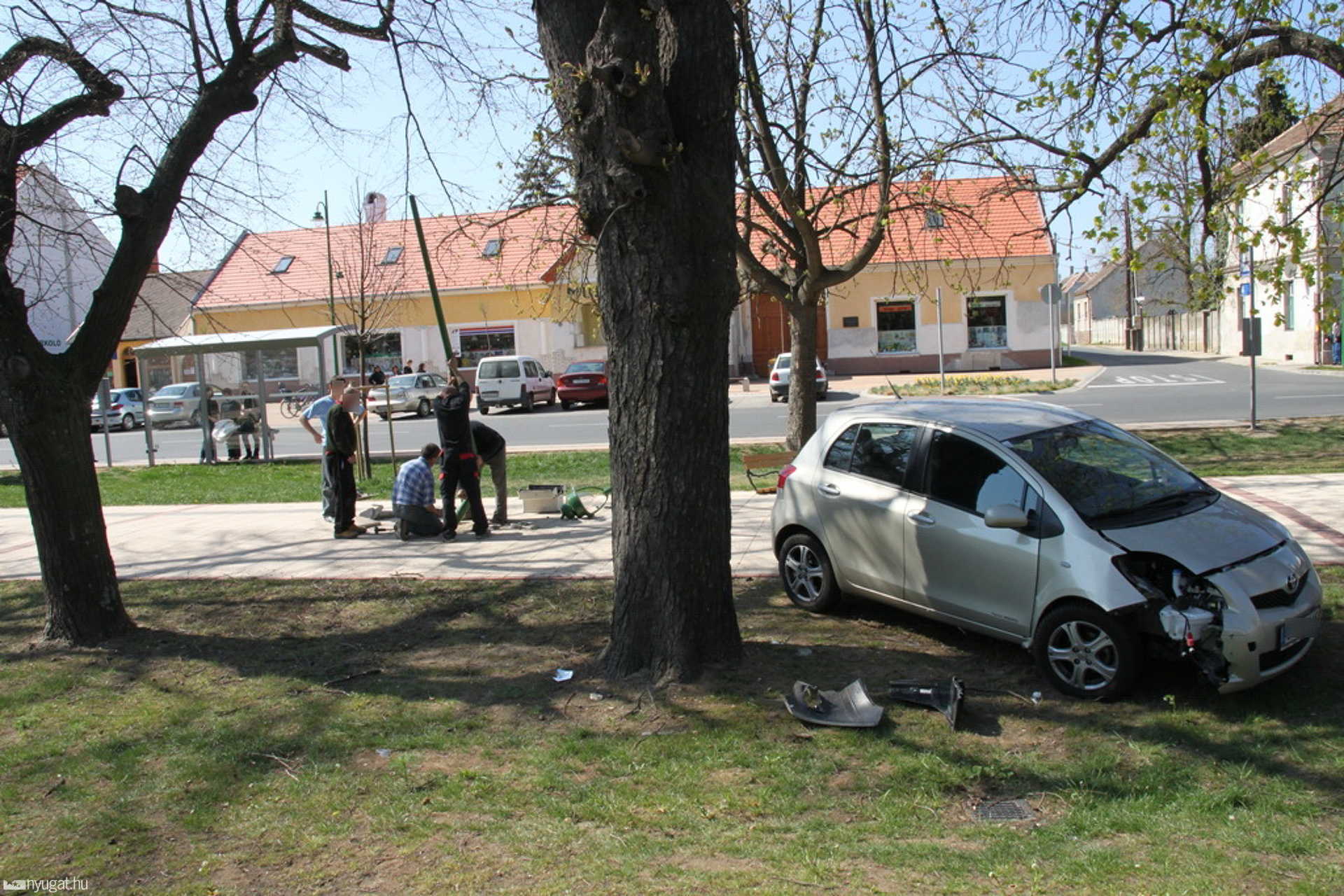 Rosszul lett és parkba hajtott a sofőr Csepregen