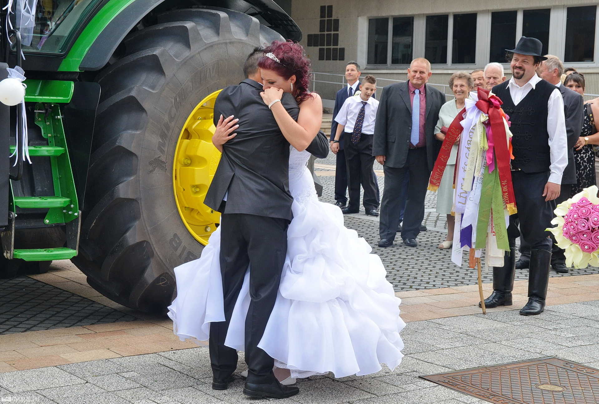 John Deere traktorral érkezett a menyasszony Szombathelyen