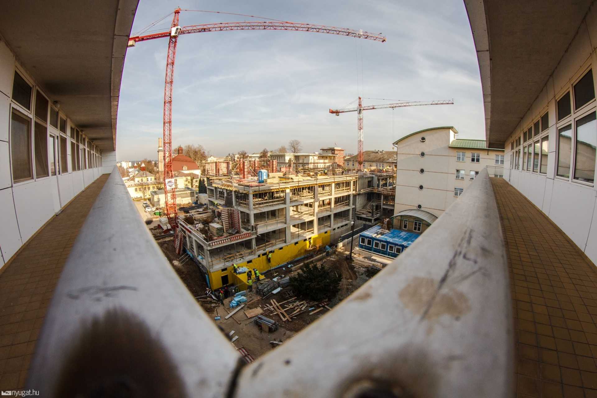 Épül a belgyógyászati tömb