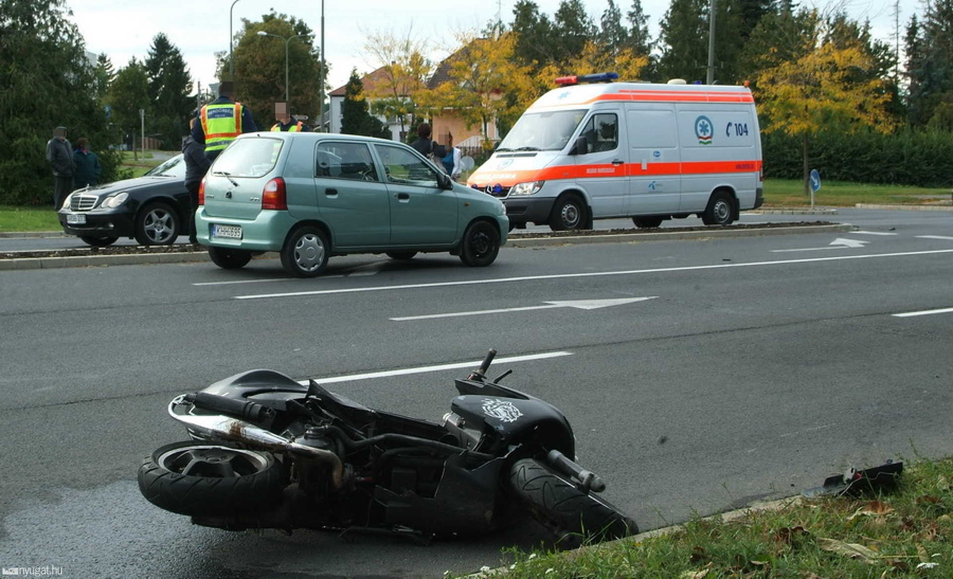 Szemtanúkat hallgatnak meg a rendőrök (a képen látható autóknak nincs közük a balesethez)
