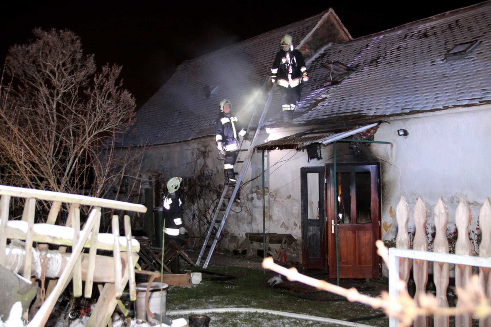 Gázpalack robbant a lángoló házban