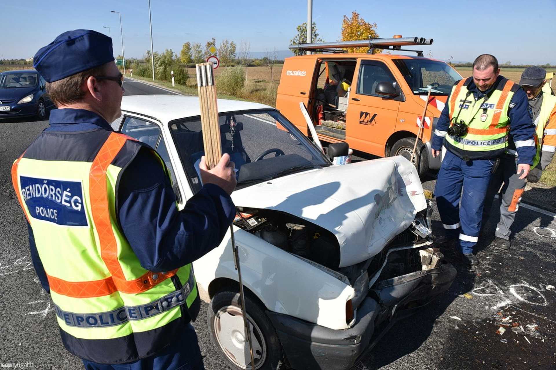 Kisáruszállító és személyautó ütközött a 87-esen
