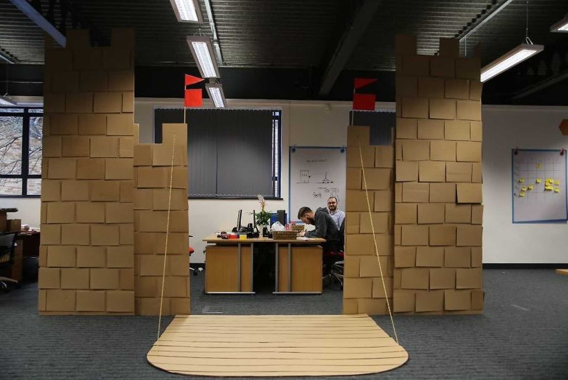 Vár az irodában 