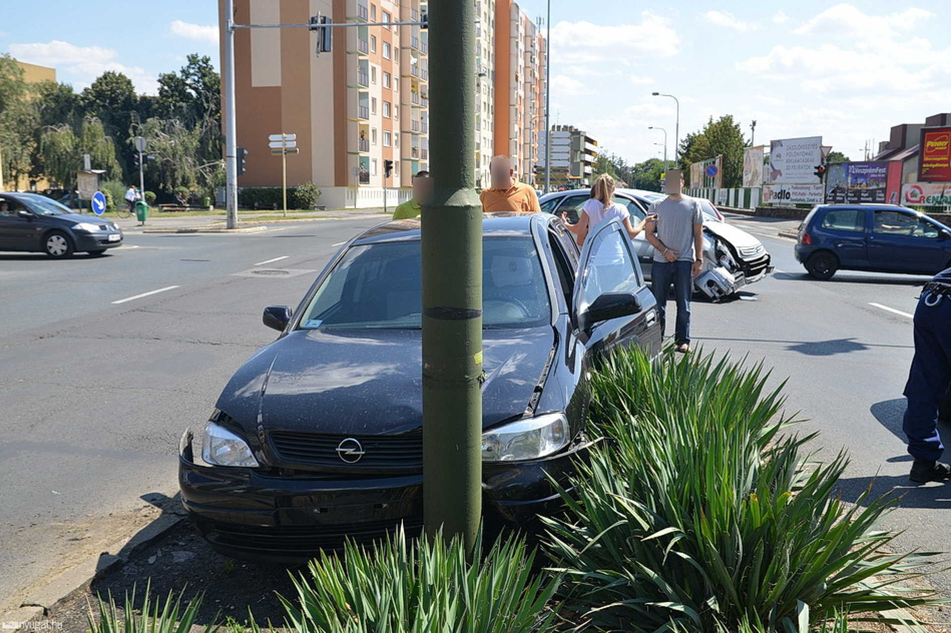 Oszlopnak ütközött a baleset után az Opel