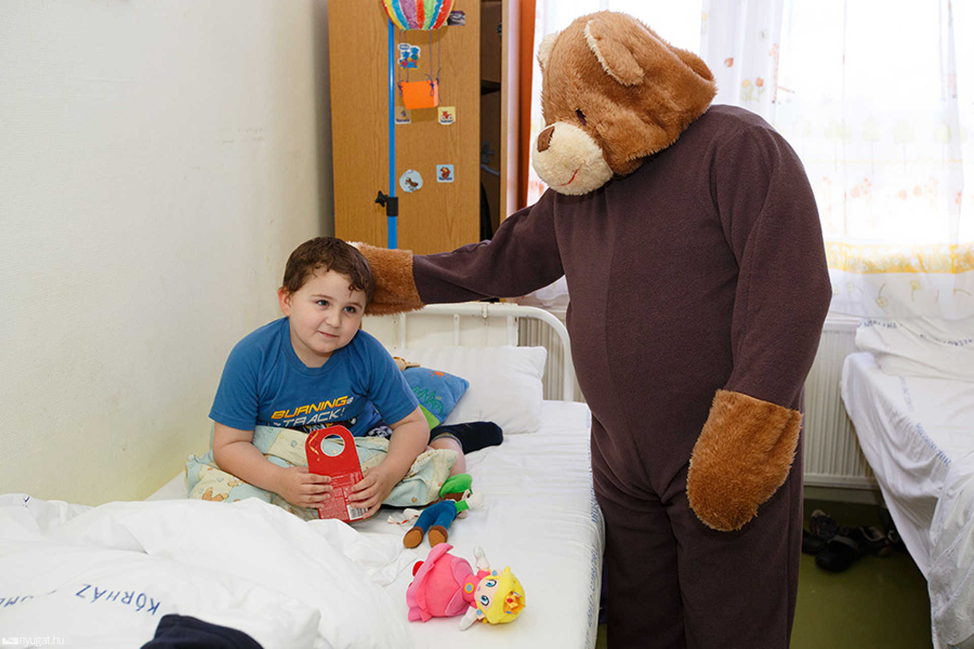 Jótékonykodott a büki Mackó-Kuckó a Markusovszky gyerekosztályán