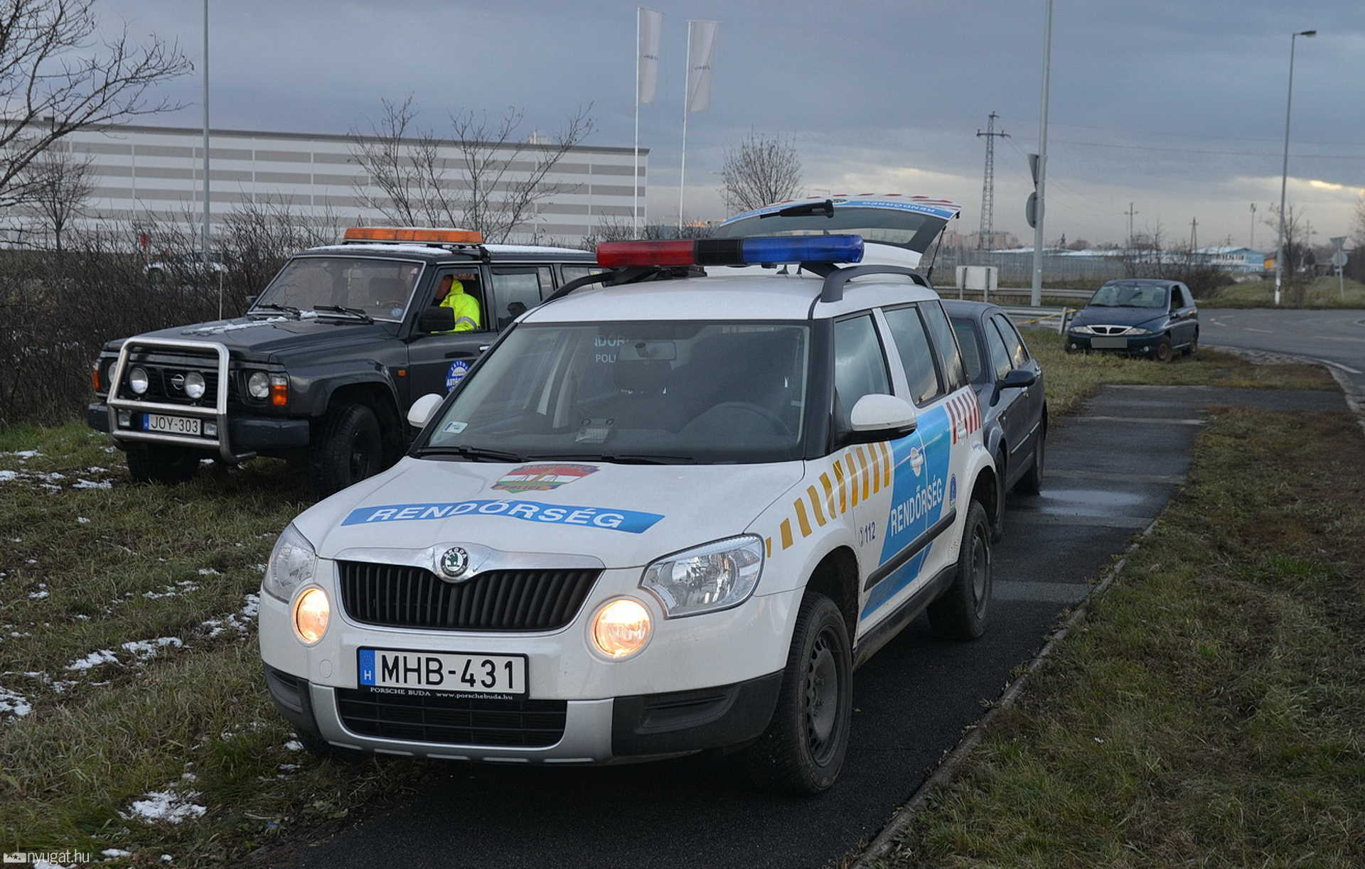 Vandálok borították fel a Lanciát a vépi körforgalomban