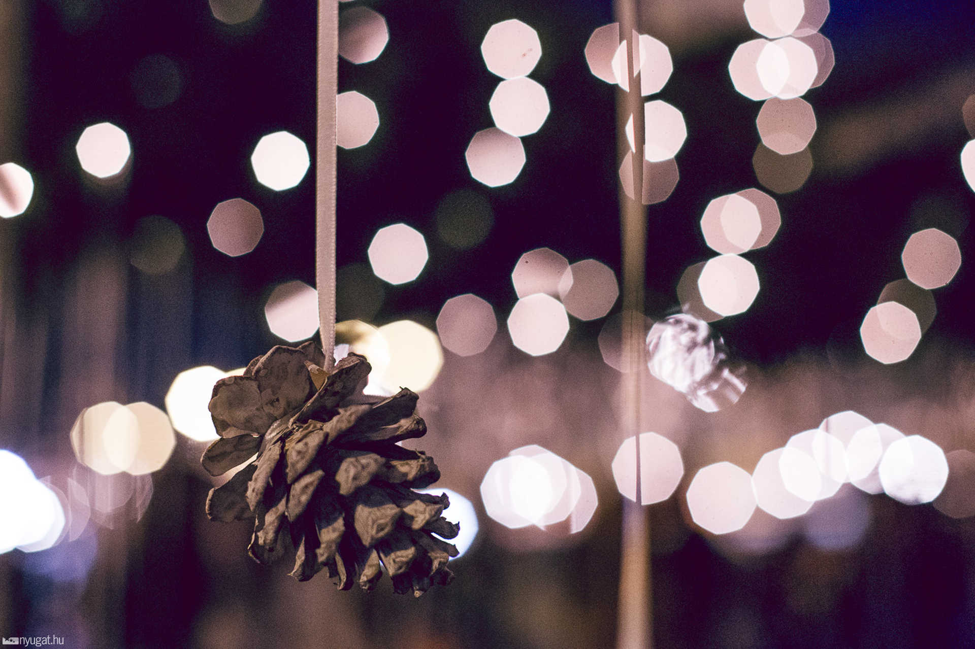 Advent első gyertyagyújtása a Fő téren