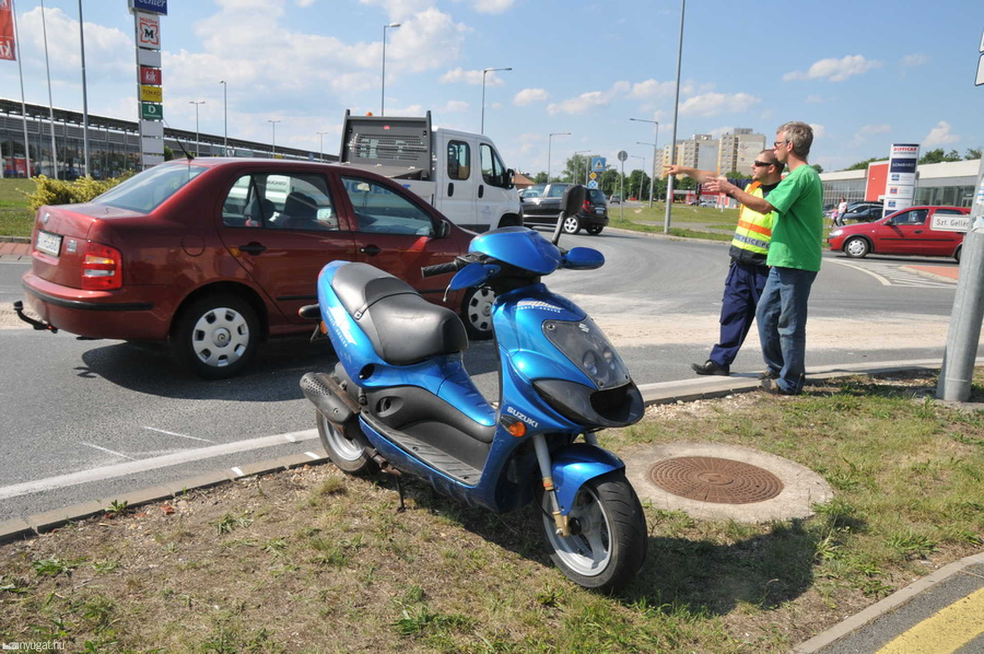 Egy fiatal nő elesett robogójával a kifolyt olajon