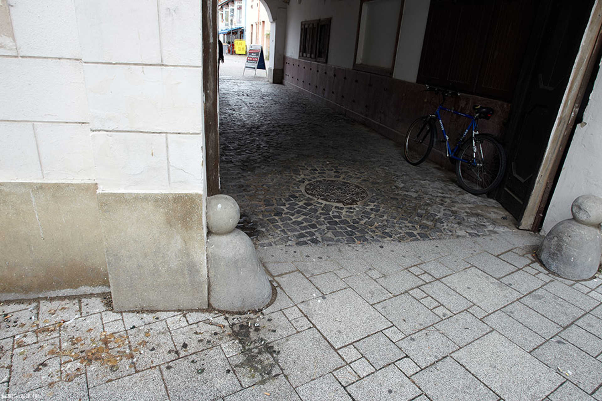Szagos alagút a Fő tér és az Uránia udvar között