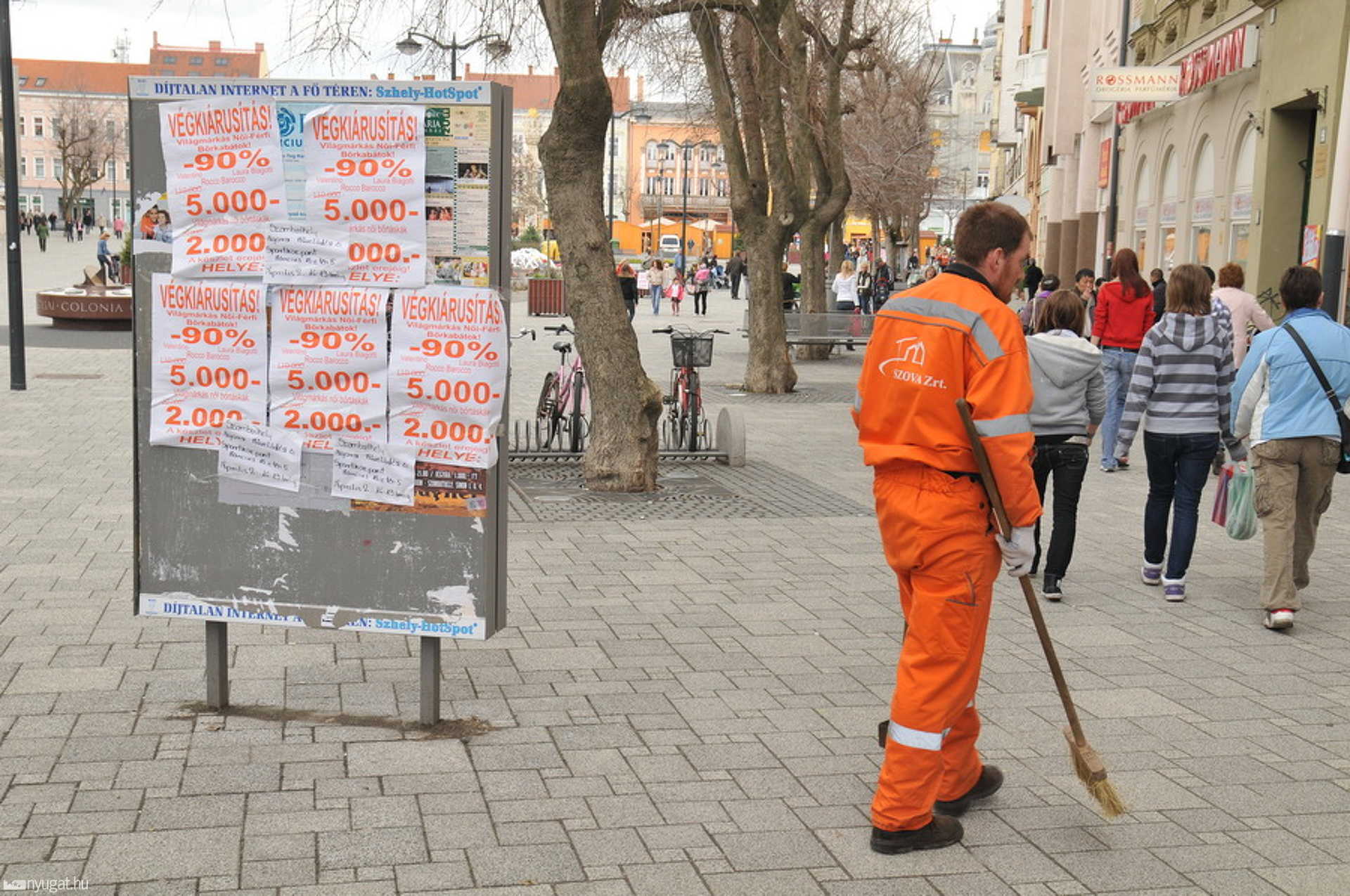 A szombathelyi városképet elcsúfító plakátok - a korábbi ilyenek csalást hirdettek