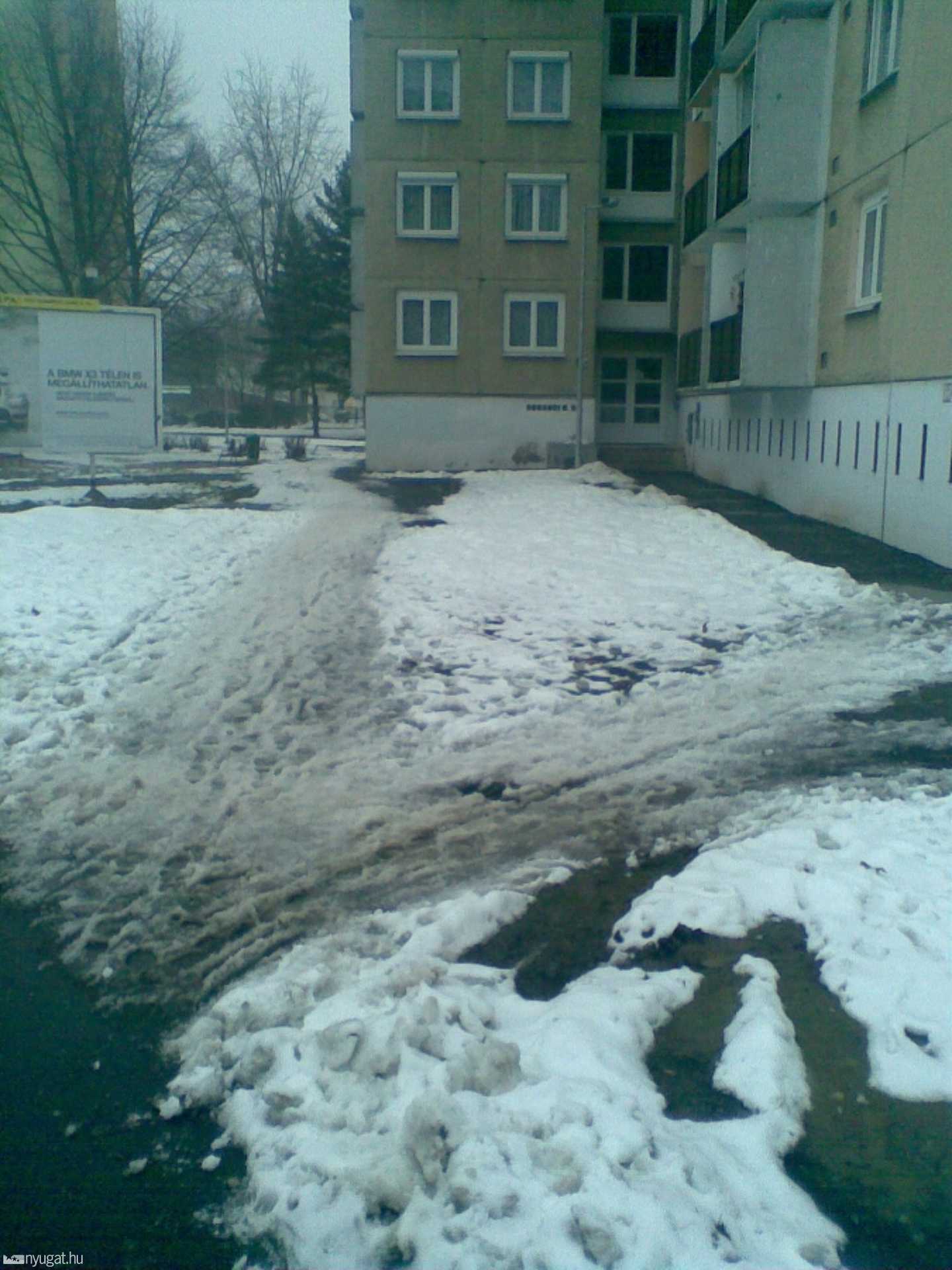 Hó a járdán