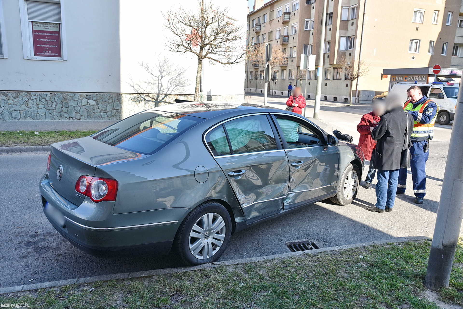 Mitsubishi elé hajtott a VW Szombathely belvárosában