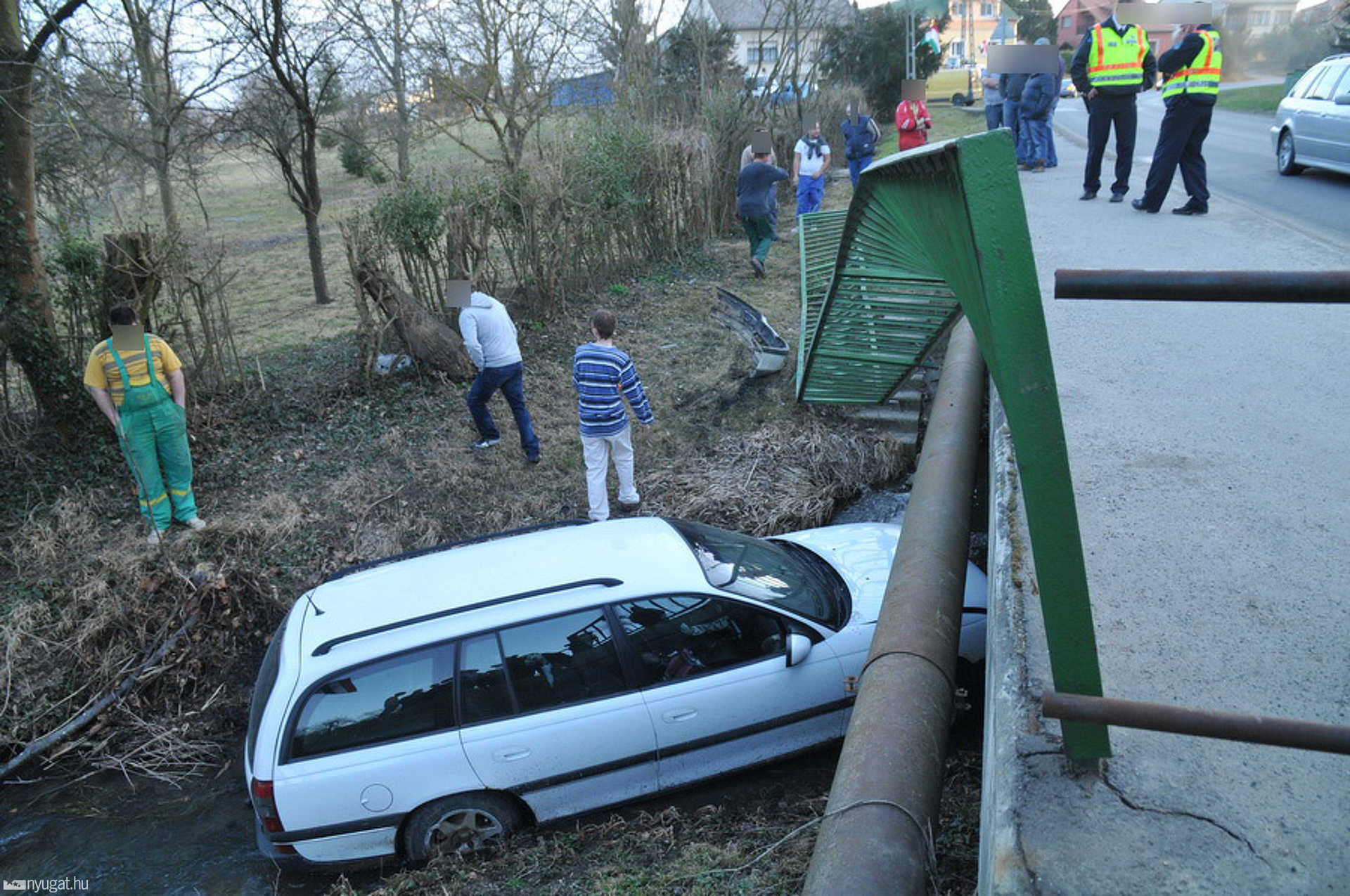 Patakmederbe zuhant az Opel Vépen