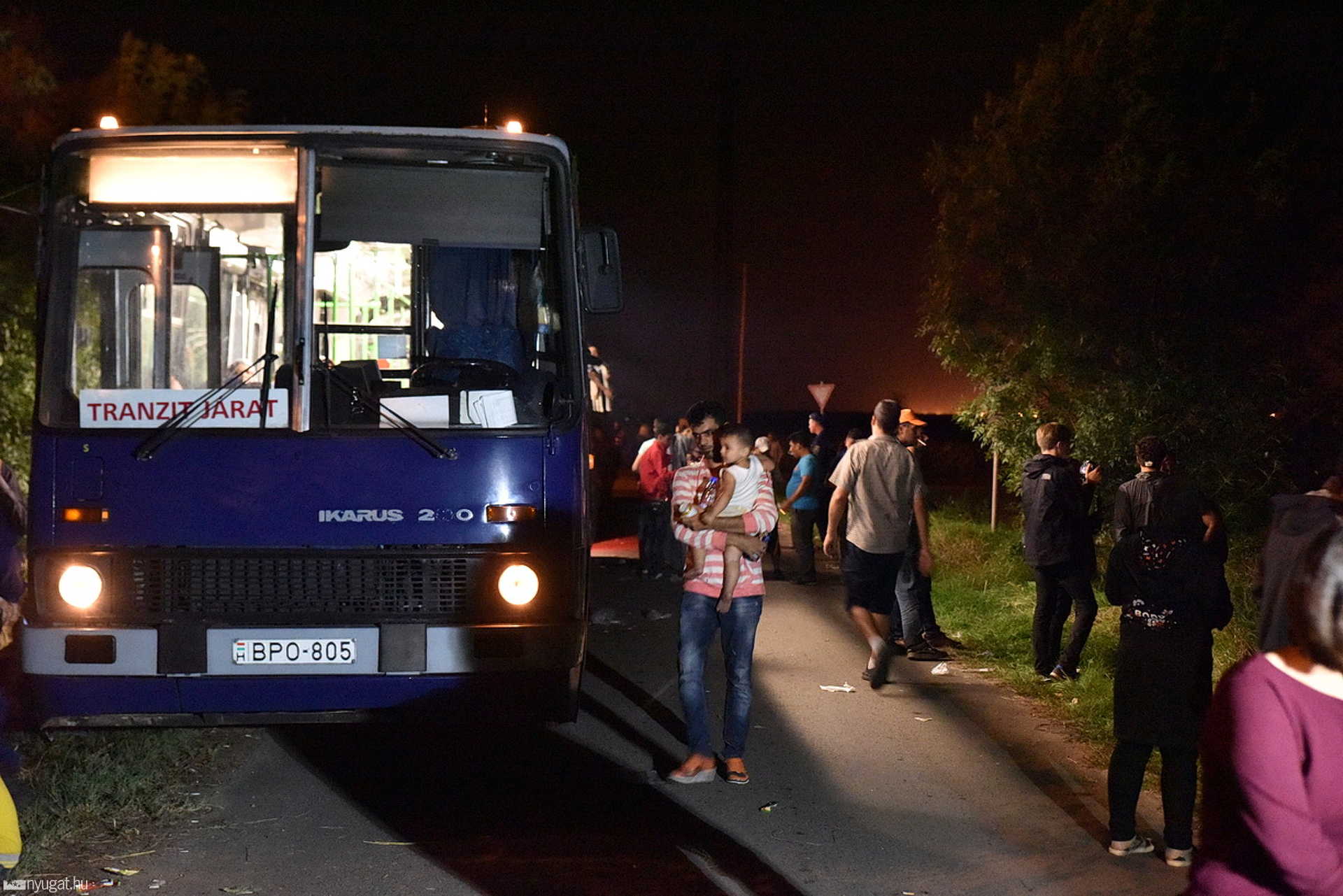 A teljes határzár előtt Röszkére érkezett menekültek vonatra szállítása