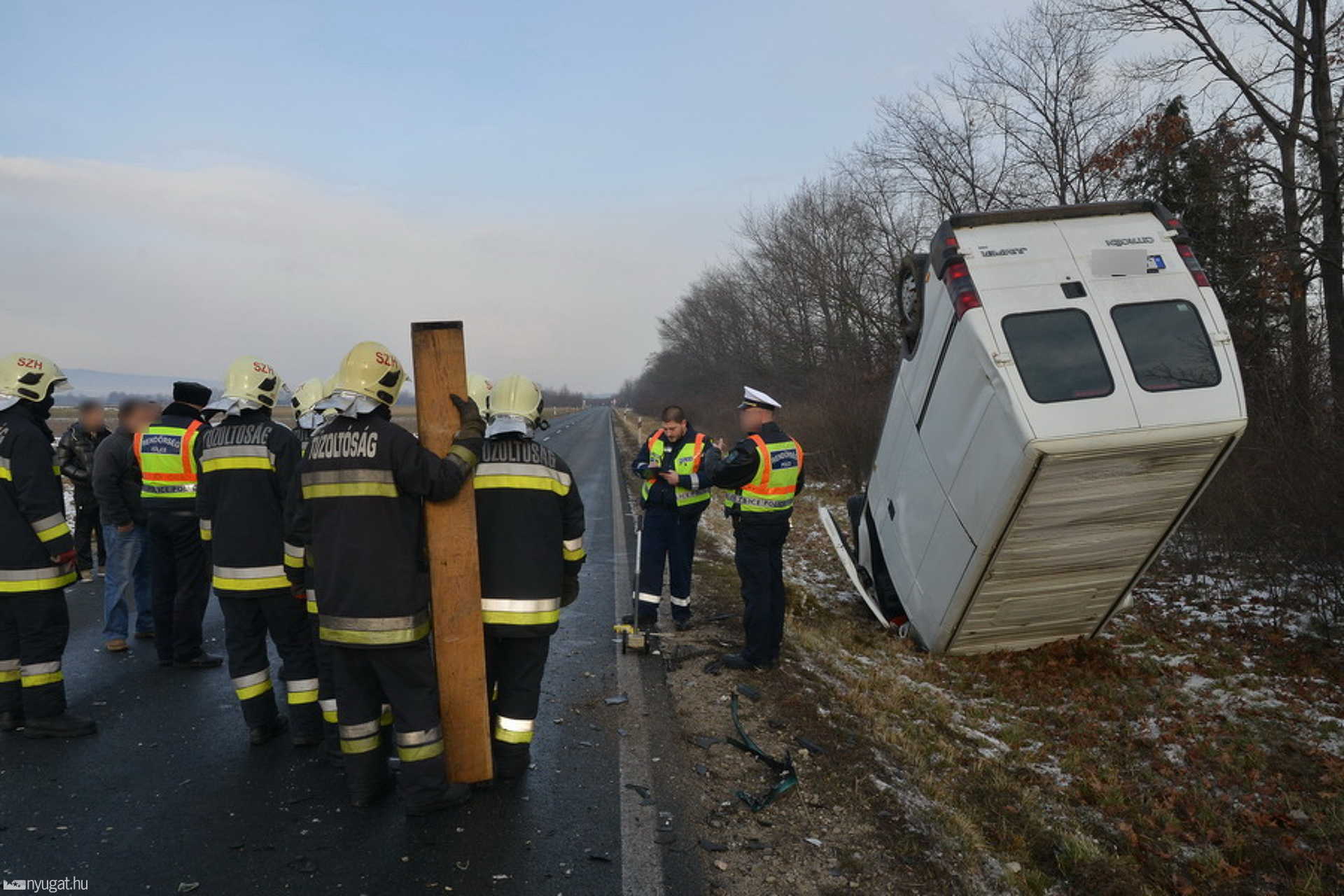 Felborult az áruszállító az ütközés után a 87-es főúton