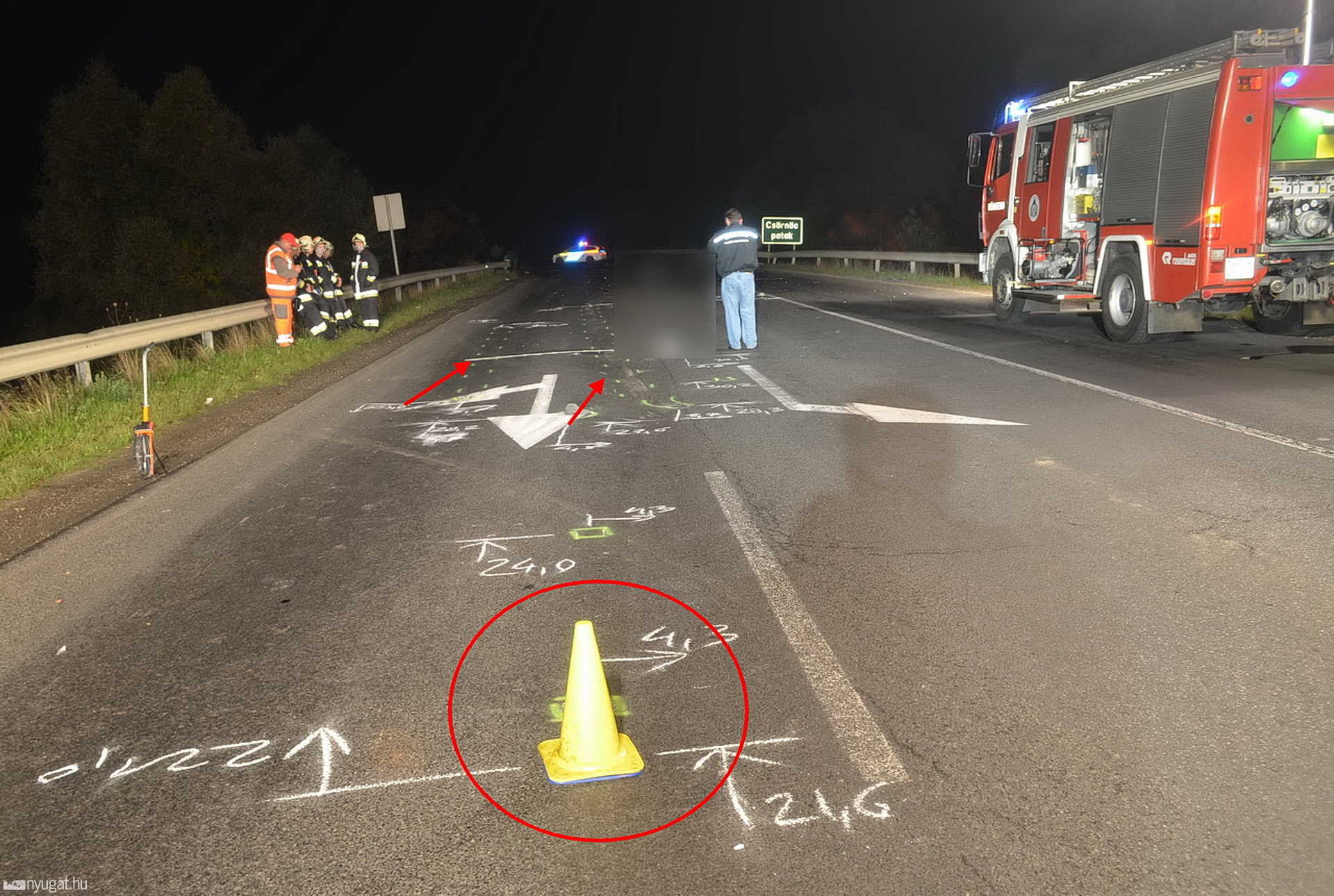 A sárga bója az ütközési pont, utána a Grand Vitara féknyoma